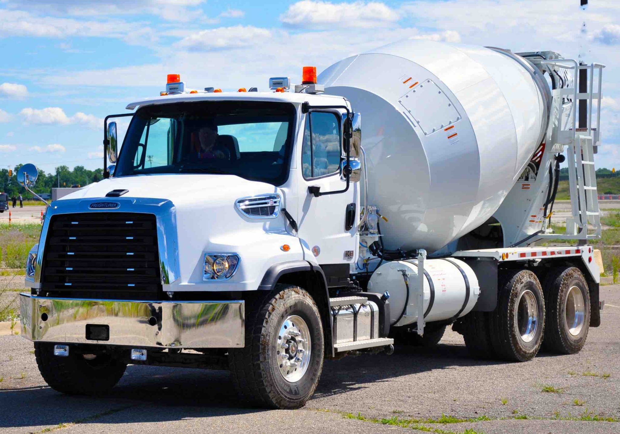 Freightliner SD Plus standardizes critical road, site safety ...