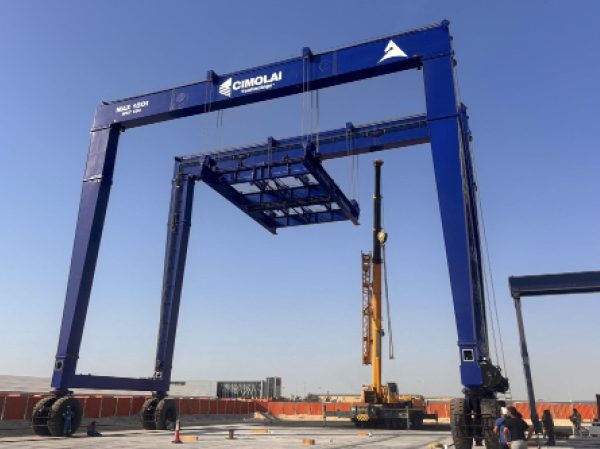 High capacity straddle crane